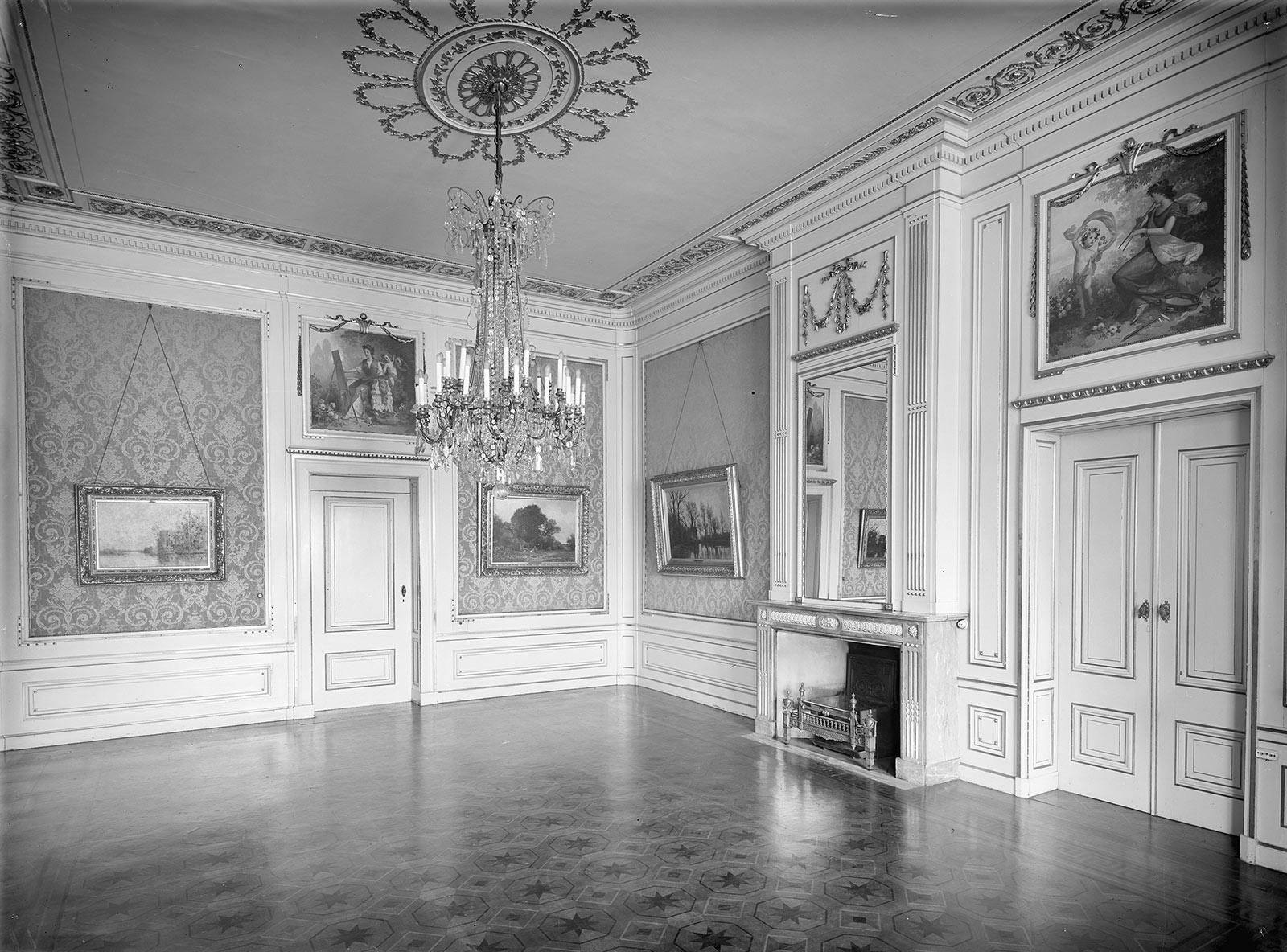 <p>Balzaal van Paleis Lange Voorhout, 1942. Collectie Rijksdienst voor het Cultureel Erfgoed</p>