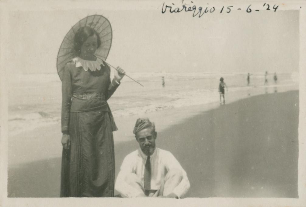 Maurits and Jetta at the beach in Viareggio, 1924
