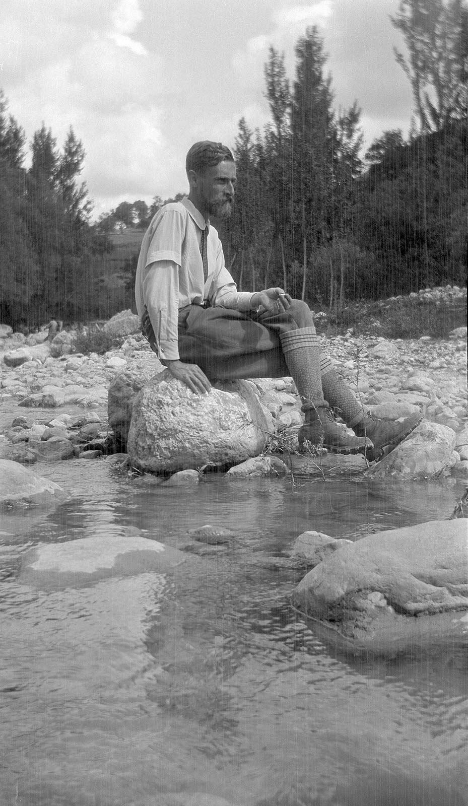 Escher takes a break, somewhere between Alfedena and Castel San Vincenzo in the Abruzzi, 27 May 1929. A journey he made with Giuseppe Haas-Triverio.