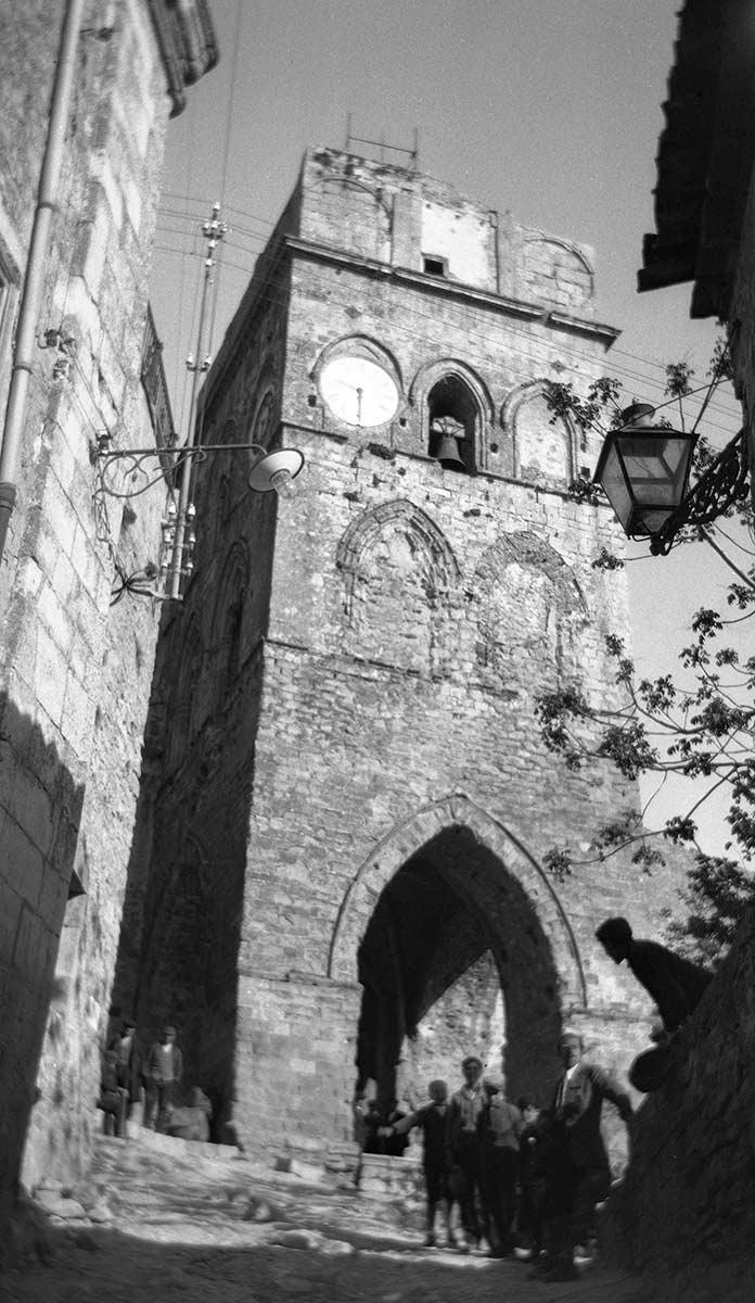 Giuseppe Haas-Triverio, omringd door straatjongens in Gangi