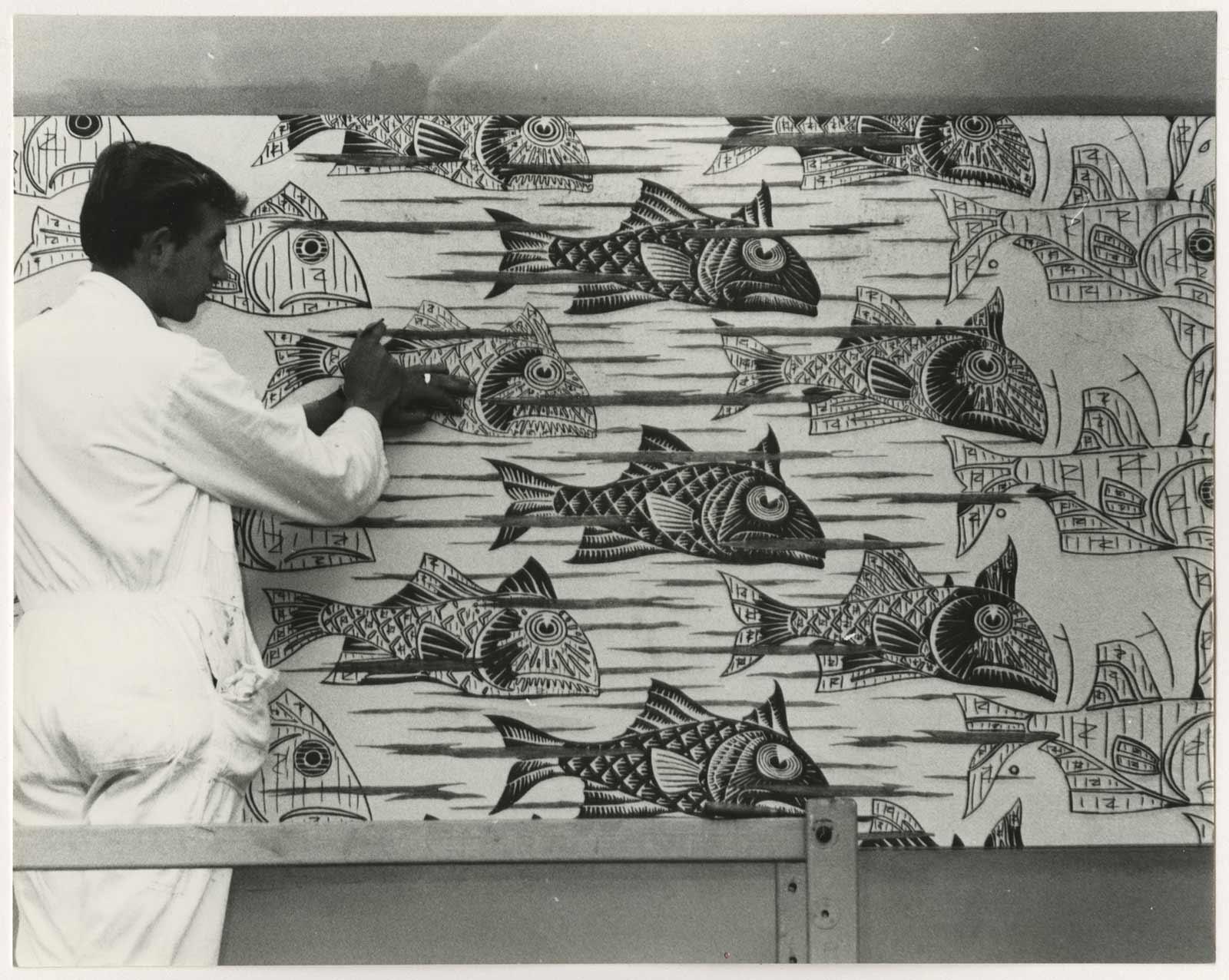 Huug Vooys working on the painted Metamorphosis III. Photo: Hans de Bakker collection The Hague Municipal Archive